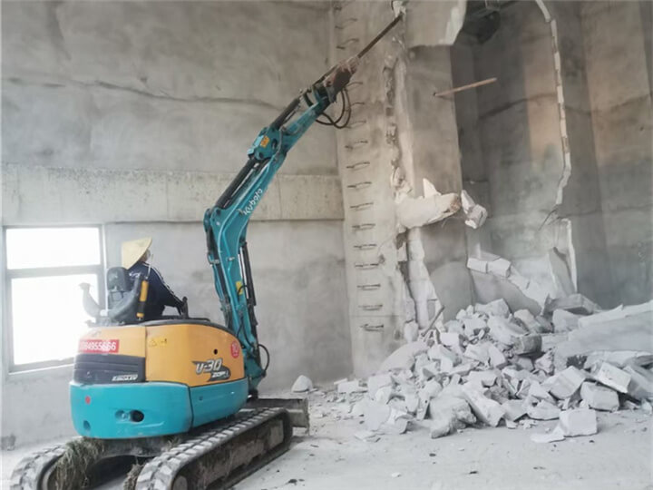 挖掘機操作中常見的隱患